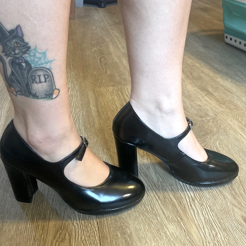 SHEIN Chunk Heel Faux Leather Pumps w/ Strap - US Size 6